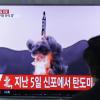 Ein Mann in Seoul betrachtet auf einem TV-Gerät eine Archivfilmaufnahme von einer nordkoreanischen Rakete.