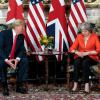 Großbritanniens Premierministerin Theresa May und US-Präsident Donald Trump unterhalten sich auf dem Landsitz Chequers. Trump soll May geraten haben die EU zu verklagen.