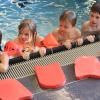 Beim Kinderschwimmen lernen Kinder spielerisch die richtigen Schwimmtechniken