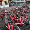 Zerstörte Fahrräder einer Fahrradleihstation liegen im Schanzenviertel auf der Straße.