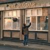 Pub-Inhaber TJ Ballantyne (Dave Turner) stemmt sich dem Lauf der Zeit entgegen.  Szene aus dem Film "The Old Oak" von Ken Loach. 