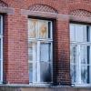  Beschädigt sind die Fassade und Fenster am Robert Koch-Institut in der General-Pape-Straße. Brandsätze hinterließen Rußspuren.
