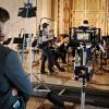 Dreharbeiten mit den Augsburger Philharmonikern im Goldenen Saal: In ihrem Spot „Denied“ wendet sich die Videokünstlerin Stefanie Sixt (links) gegen Fremdenfeindlichkeit.