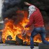 Ein Palästinenser wirft in Ramallah Reifen in eine brennende Barrikade: Der Nahost-Konflikt rückt nach oben auf die Liste aktueller Krisenherde.  