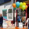 Werner Krakowka (links) und sein Team überraschen Kunden mit Zuckerwatte und Popcorn.