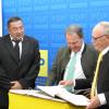 Johannes Pabst, Wolfgang Heubisch und Hermann Tönnesen (von links) beim 30. Jubiläum des FDP-Ortsverbands.  

