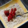 Bei Porridge handelt es sich um einen Getreidebrei aus Haferflocken oder Hafermehl, der in Wasser oder Milch gekocht wird.