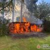 Eine Gartenhütte ist in Neusäß am Donnerstag komplett abgebrannt. Aufgrund der Löscharbeiten musste die Bahnlinie Augsburg-Ulm kurzzeitig gesperrt werden.