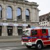 Feuerwehr im Einsatz am Theater Augsburg: Aus Brandschutzgründen steht derzeit bei Aufführungen ein Feuerwehrauto vor dem Gebäude am Kennedyplatz.  	