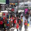 Mitarbeiter der Caritas empfangen Geflüchtete aus der Ukraine am Münchner Hauptbahnhof.