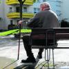 Alte Menschen sitzen nicht immer auf der Sonnenseite des Lebens. Viele sind einsam. Dagegen wollen die Malteser etwas unternehmen und nun einen ehrenamtlichen Besuchsdienst aufbauen. Foto: Anne Wall