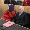 Im Landgericht Limburg verbergen die Angeklagten vor der Urteilsverkündung ihre Gesichter.