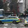 Die Polizei sperrte die Römerstraße und die Straßenbahnlinie während des Einsatzes. 	
