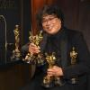 Bong Joon-ho zeigt seine vier erhaltene Oscars für den Film "Parasite" bei der diesjährigen Oscar-Verleihung im Dolby Theatre.