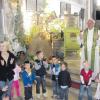 Pater Wilfried Kunz empfing die Kinder des Kindergartens St. Margarita am reich geschmückten Altar für eine Dankandacht zum Erntedankfest. 
