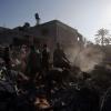 Palästinenser inspizieren die Schäden an einem zerstörten Haus nach israelischen Luftangriffen.