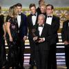 Lorne Michaels (M, vorne) und die Besetzung der Serie "Saturday Night Live" nehmen während der Verleihung der 69. Emmy Awards die Auszeichnung als beste Sketch-Serie entgegen.