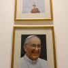  Bilder von Papst Benedikt XVI. (oben) und Papst Franziskus hängen an einer Wand im Bischofssitz. 