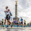 Die Läufer der ersten Welle des BMW Berlin Marathon passieren auf der Straße des 17. Juni die Siegessäule.