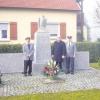 Die Gemeinde Munningen hat im Ortsteil Schwörsheim mit einem Zuschuss der Raiffeisen-Bürgerstiftung das Kriegerdenkmal restaurieren lassen. Auf dem Bild stehen neben dem Denkmal die beiden Vorstände Leonhardt Hertle und Dionys Dippner sowie Bürgermeister Friedrich Hertle.  