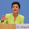 Die Politikerin Sahra Wagenknecht spricht während einer Pressekonferenz.