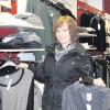 Caroline Wittmeier ist zusammen mit ihrer Mutter in Modegeschäft easy in Meitingen. Dort darf sie sich anstatt des grauen Pullis etwas Neues aussuchen.