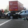 Zwei zerstörte Fahrzeuge stehen nach dem schweren Unfall auf der Autobahn.