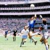 Das bekannteste Handspiel der Fußball-Geschichte: Diego Maradonas Handspiel – später von ihm „Hand Gottes“ genannt – sorgt für das 1:0 für Argentinien bei der Weltmeisterschaft 1986 im Viertelfinale gegen England. 	