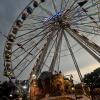 Nicht nur das Riesenrad selbst ist mit seinem Retro-Look und der bunten Beleuchtung bei Dunkelheit ein Hingucker. Auch die Fahrt ist ein ganz besonderes Erlebnis.