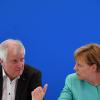 Der bayerische Ministerpräsident Horst Seehofer unterhält sich mit Bundeskanzlerin Angela Merkel bei der Klausur in Potsdam. Hier wollen beide Parteien künftige Leitthemen der Union vorstellen. Beschlüsse werden jedoch nicht gefasst, es gibt auch keine Papiere.