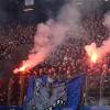 HSV-Anhänger brennen beim Spiel gegen Mönchengladbach Pyrotechnik ab.