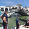 Italienische Polizeibeamte patroullieren im August 2013 auf dem Canale Grande im italienischen Venedig.