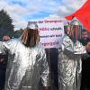 An die 350 Beschäftigte der Lech-Stahlwerke demonstrierten am Montag für einen Strompreisdeckel. Sie bangen um die Zukunft ihres Arbeitgebers. 