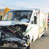 Beim Zusammenstoß zwischen diesem Klein-Laster und einem Auto im Bucher Ortsteil Rennertshofen wurden gestern Nachmittag zwei Personen verletzt.  