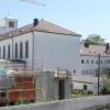 Auf dem Areal der Kirche St. Martin entsteht derzeit der Neubau für das St. Vinzenz-Hospiz. Rechts im Bild ist das Pfarrhaus zu sehen, das einen Anbau bekommt – als Ersatz für das abgerissene Pfarrheim. Baustart ist hier voraussichtlich im kommenden Frühjahr.