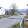 An diesem Bahnübergang von Aletshausen Richtung Waltenhausen stieß ein Zug mit einer Ape zusammen. Jetzt kam der Fall vor Gericht. 