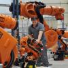 Die orangen Kuka-Roboter arbeiten im Wolfsburger VW-Werk an der Karosserie eines Golf VII. 