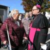 Augsburgs Bischof Dr. Bertram Meier stattete seiner Heimatgemeinde Kaufering einen Überraschungsbesuch ab und nahm sich im Anschluss an den Gottesdienst viel Zeit für persönliche Gespräche. 	