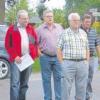 Die Fuchstaler Gemeinderäte informierten sich zusammen mit Bürgermeister Erwin Karg vor Ort über den Zustand einzelner Straßen in Asch.  