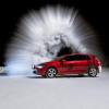 Eine Eisfontäne hat Fotograf Jan Herzberg über ein Auto des ADAC Reifentest in Finnland gezaubert.