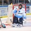 Kurze Pause: Timo Pielmeier musste beim 3:2-Erfolg des ERC Ingolstadt in Iserlohn wegen einer blutenden Nase behandelt werden. In der Schlussminute hielt der Goalie den Sieg fest. 