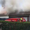 Das Dachgeschoss eines Mehrfamilienhauses in Offingen hat am Freitag gebrannt. Mehrere Feuerwehren waren mit etwa 70 Kräften im Einsatz.  	