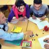 In den kommenden Wochen sollen 700 neue Lehrer in Bayern anfangen. Die Stellen wurden geschaffen, weil viele Flüchtlinge Kinder oder Jugendliche sind, die Deutsch lernen sollen.