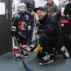 Markus Salmansperger macht seinen Sohn Louis (6) fertig fürs Training. Der kleine Riverking wird bei der Premiere auch dabei sein. 	