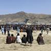 Hunderte Menschen haben sich auf dem Gelände des internationalen Flughafens in Kabul versammelt.