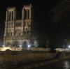 Bei Nacht sieht Notre-Dame fast aus, als wäre nichts passiert. 