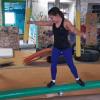 Ninja-Sportler trainieren Kraft, Balance und Ausdauer. Die Schwierigkeit der grünen Rolle liegt darin, dass sie sich bei einem falschen Schritt dreht.