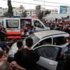 Menschen versammeln sich um einen Krankenwagen, nachdem dieser vor dem Eingang des Schifa-Krankenhaus angegriffen wurde.