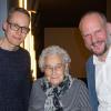 Filmemacher Timian Hopf (links) und Historiker Christoph Lang freuten sich auf ein Wiedersehen mit der 93-jährigen Franziska Rechner aus Hölzlarn bei Thierhaupten