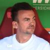 Skeptischer Blick: FCA-Trainer Enrico Maaßen will mit seinem Team am Freitagabend im Spiel gegen Werder Bremen das Ruder herumreißen und punkten. 